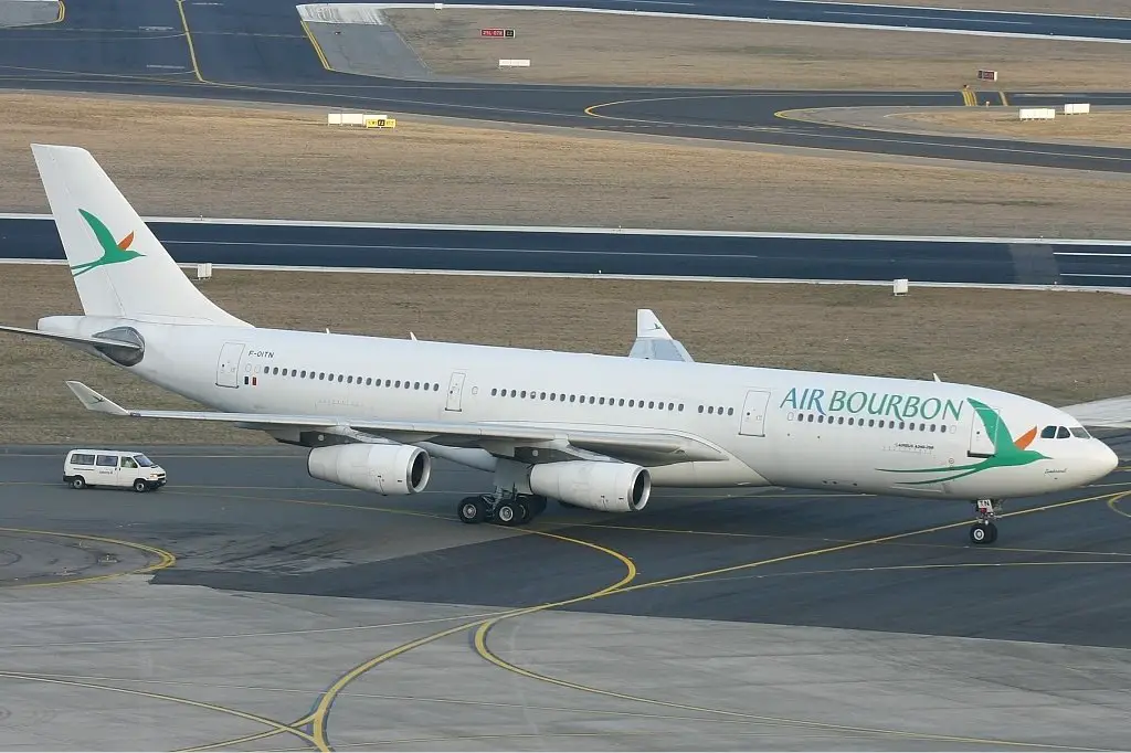 Air_Bourbon_Airbus_A340-200_Menten